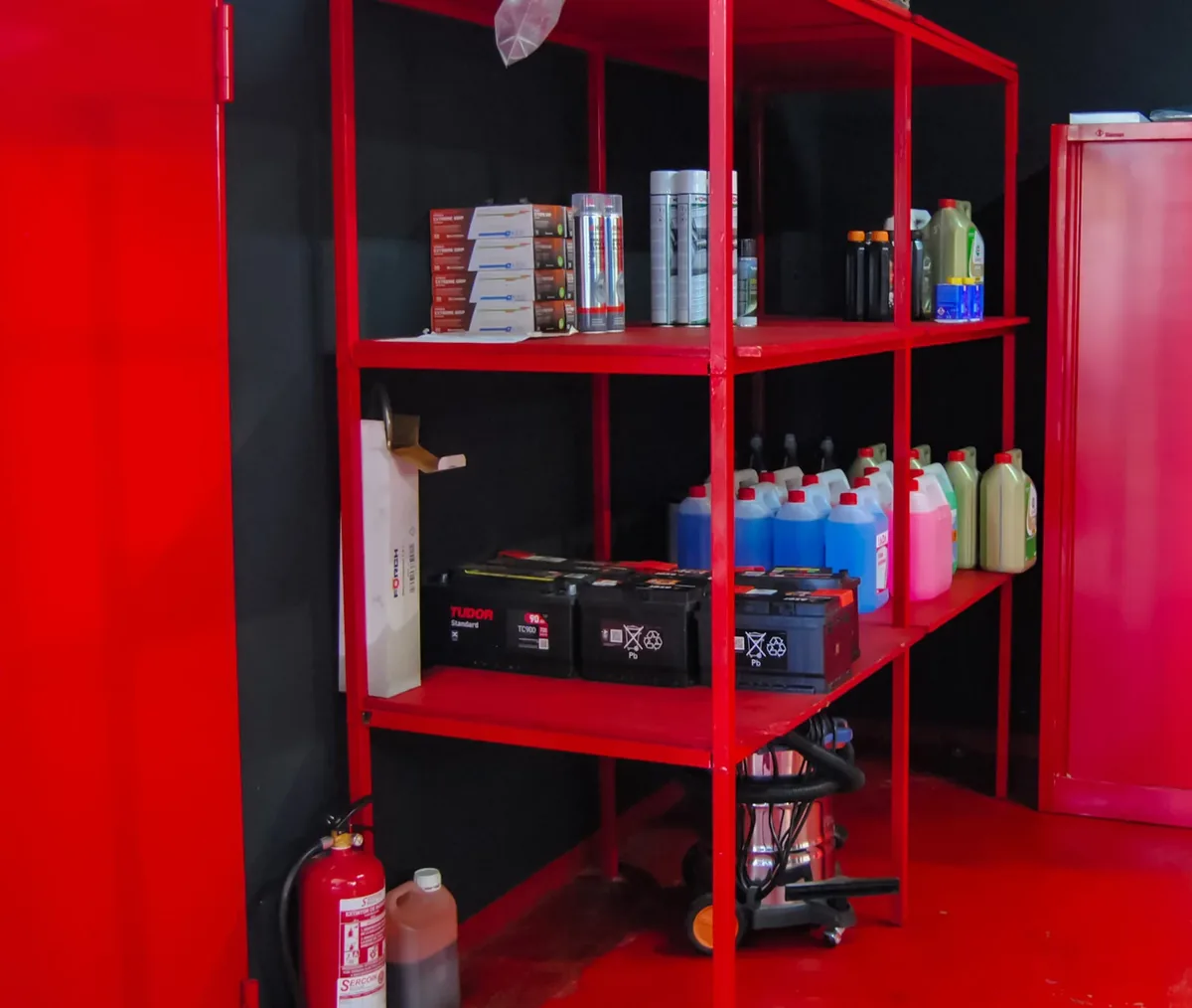Estantería organizada con recambios y productos en Talleres Bhe